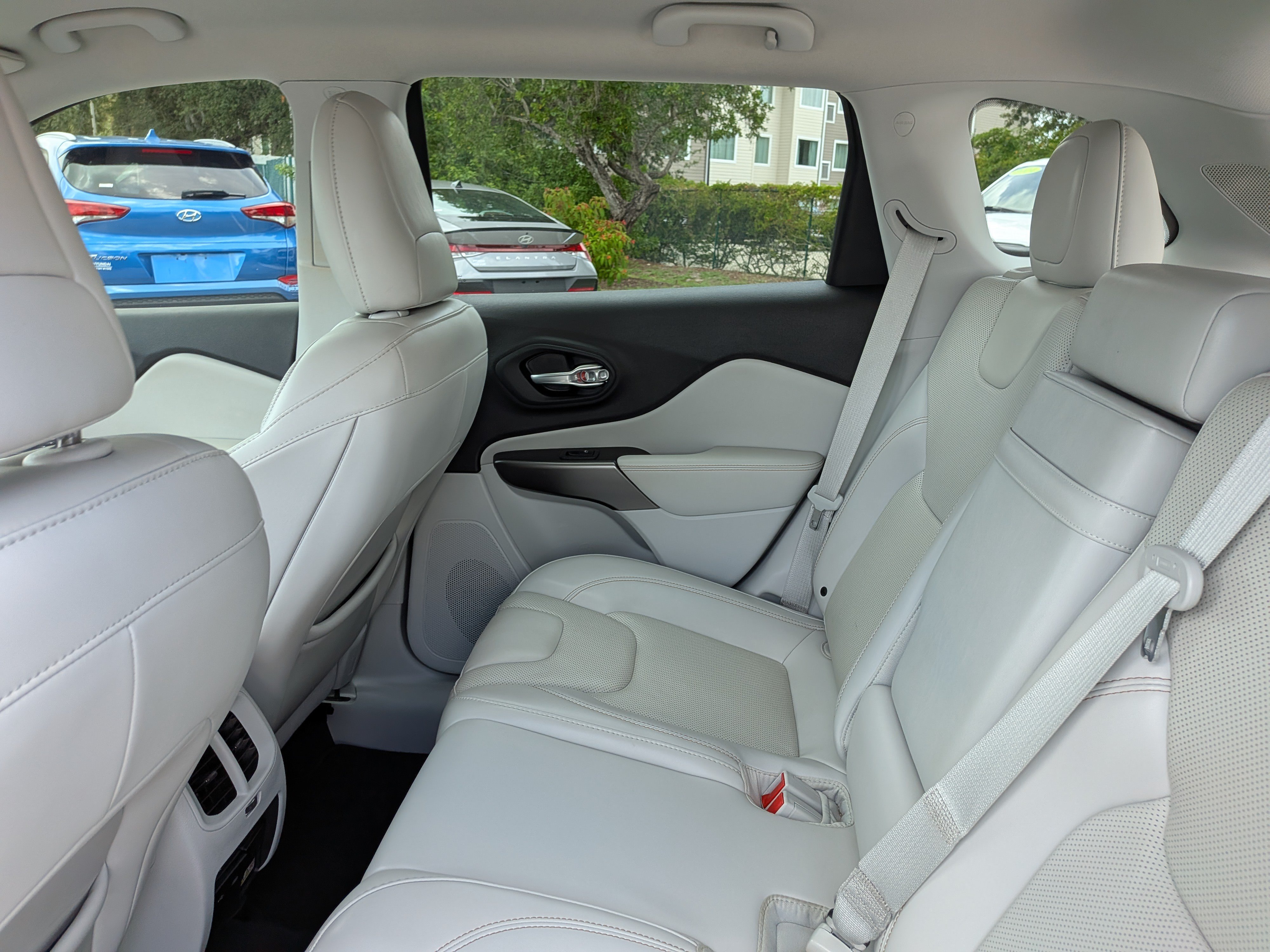 Used 2019 Jeep Cherokee Limited FWD image 15