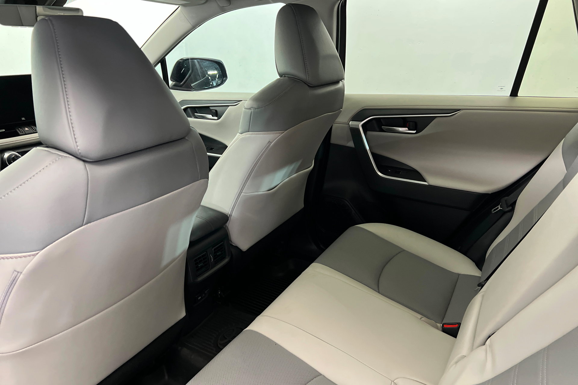 Used 2025 Toyota RAV4 Limited w/ Advanced Technology Package image 20