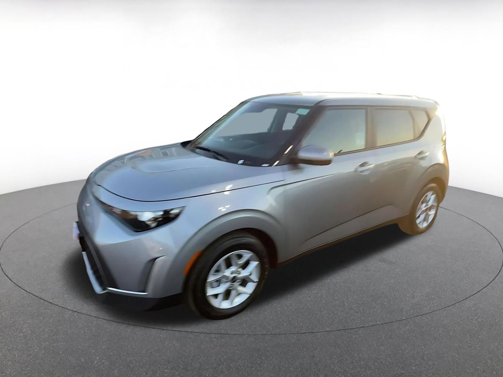 Used 2025 Kia Soul LX w/ LX Technology Package FWD image 8