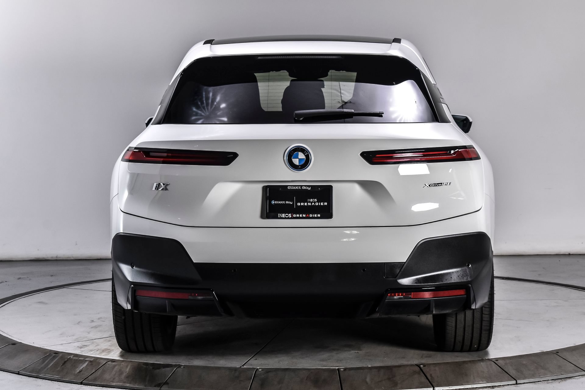 Used 2024 BMW iX xDrive50 w/ Premium Package AWD/4WD image 5