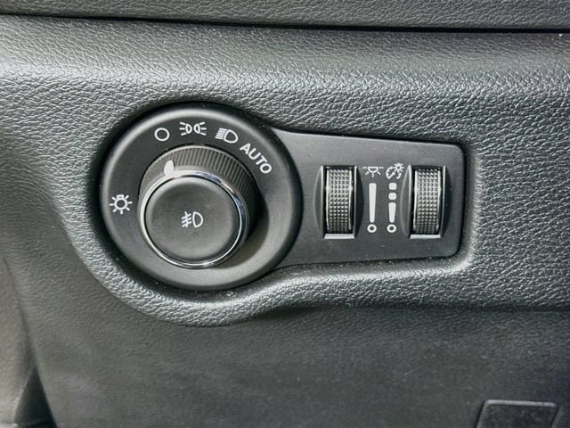 Used 2025 Chrysler Pacifica Select FWD image 11