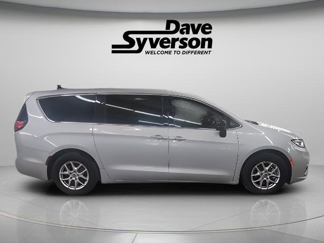 Used 2024 Chrysler Pacifica Touring-L image 4