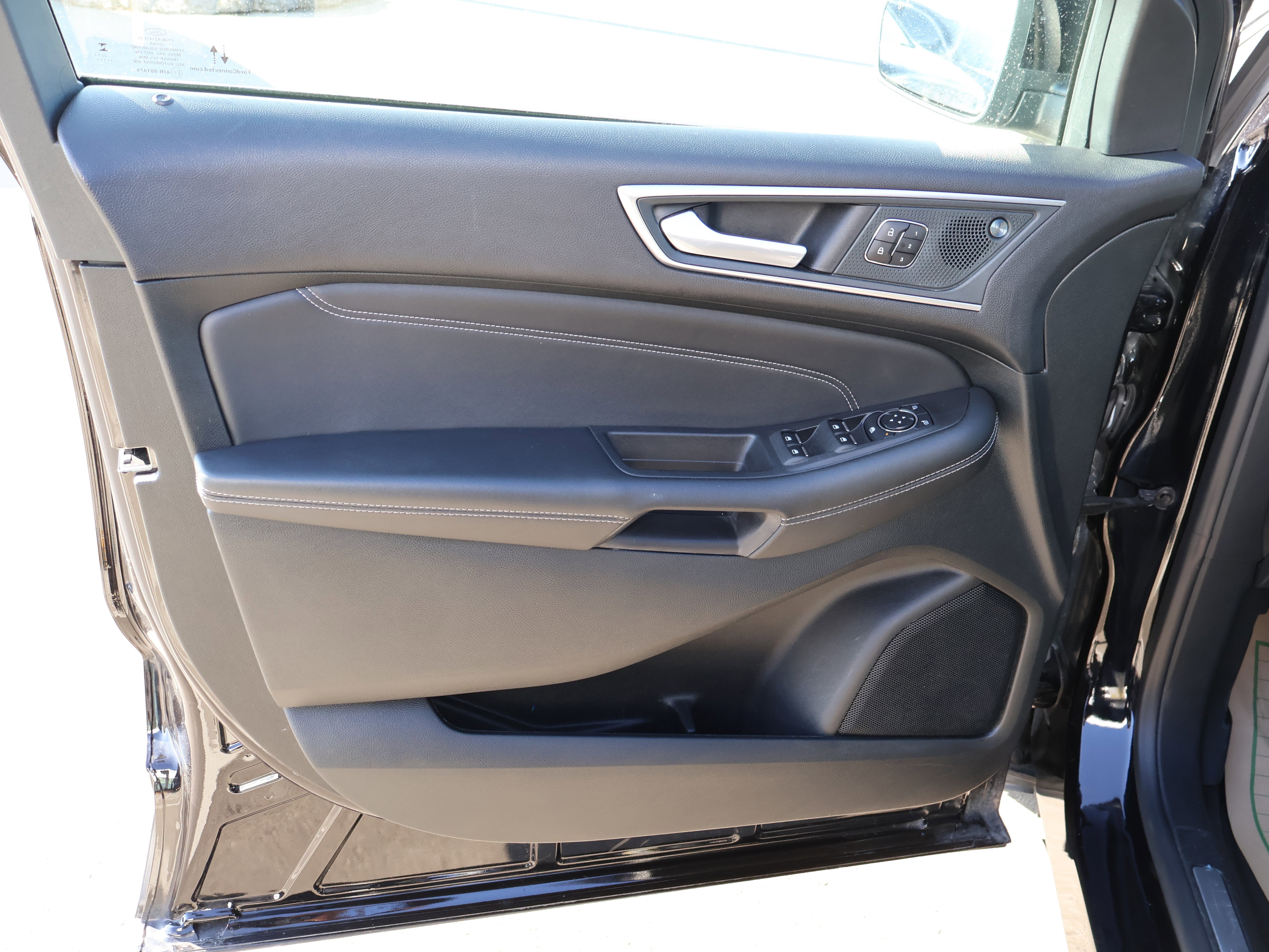 Used 2024 Ford Edge Titanium image 23