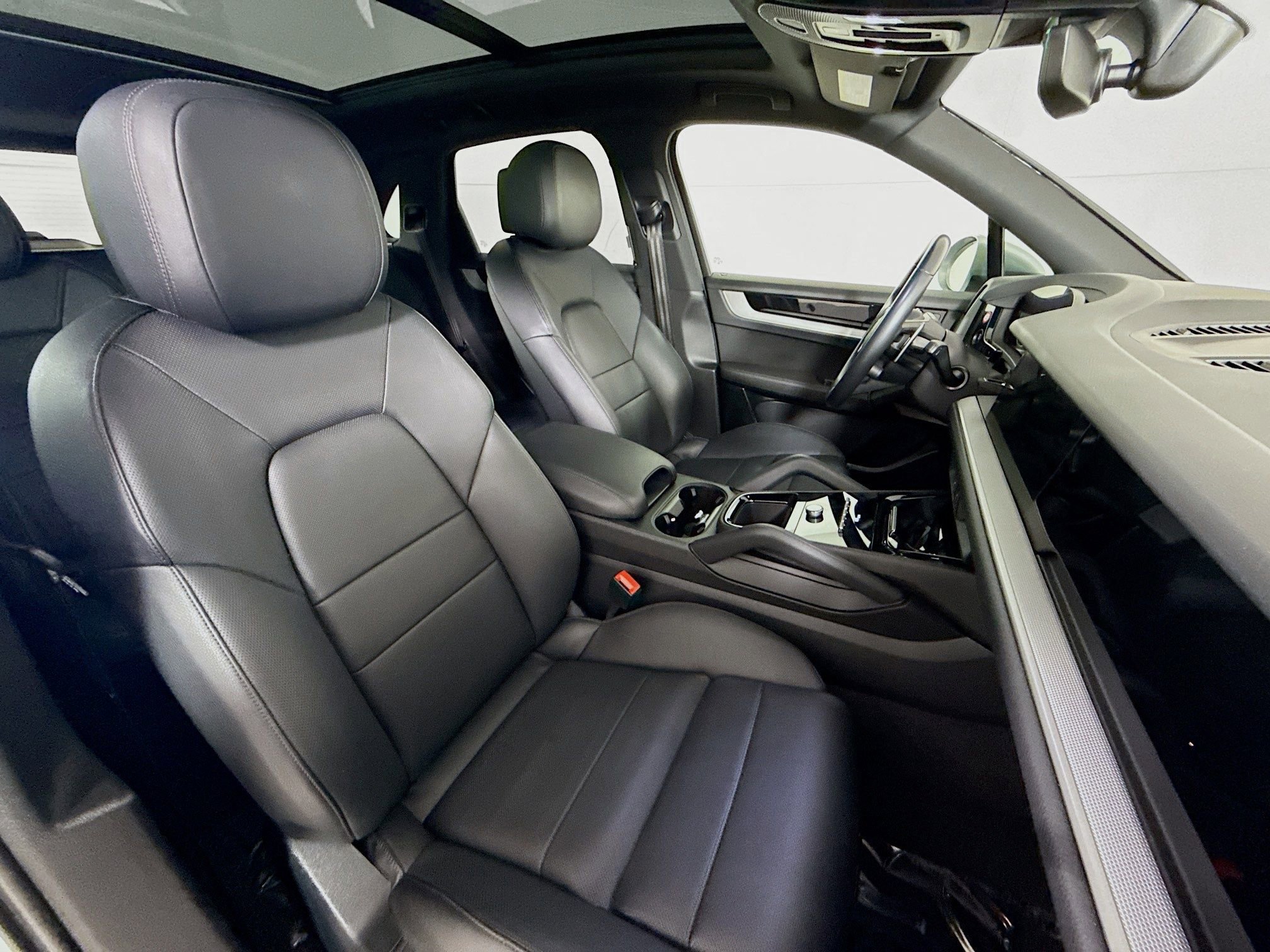 Certified 2024 Porsche Cayenne AWD/4WD image 27
