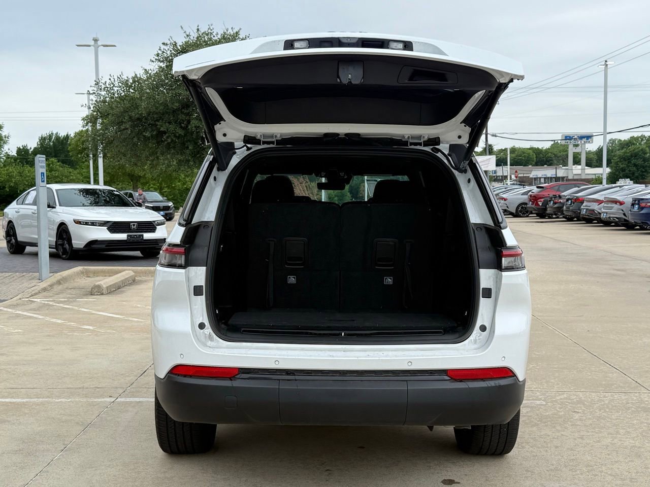 Used 2025 Jeep Grand Cherokee L Altitude AWD/4WD image 4