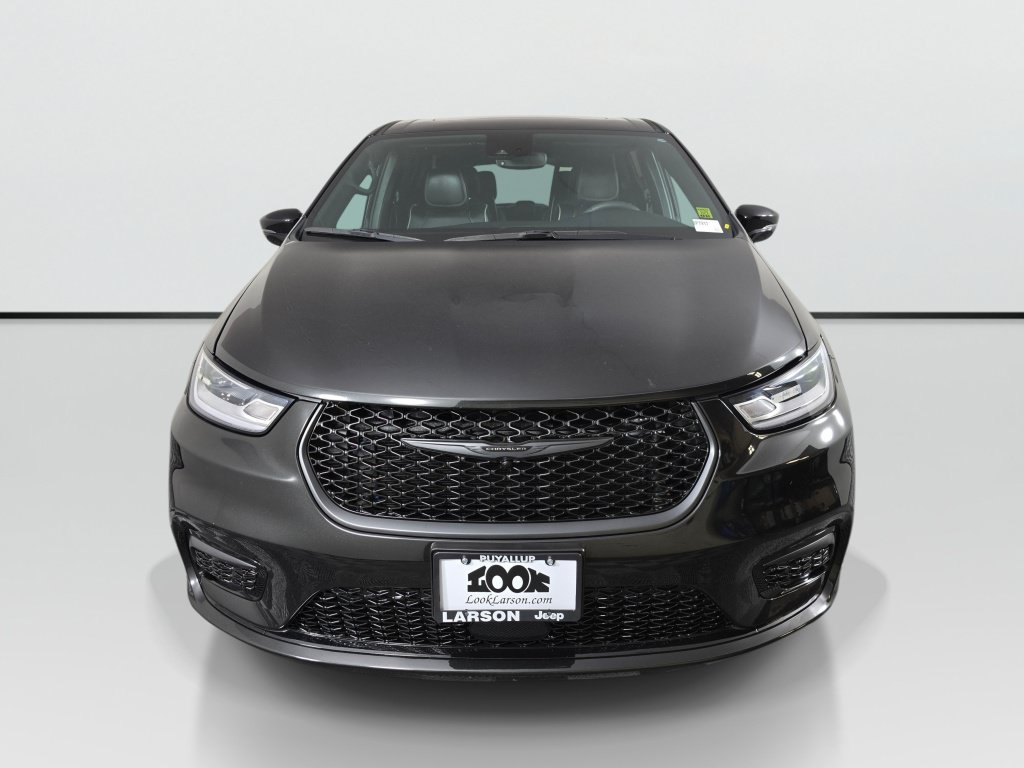 Used 2023 Chrysler Pacifica Limited w/ Uconnect Theater Family Group FWD image 8