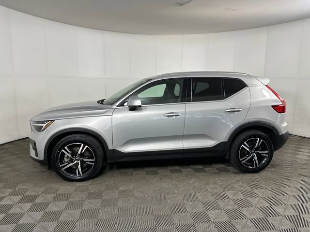 Used 2023 Volvo XC40 B5 Plus AWD/4WD image 6