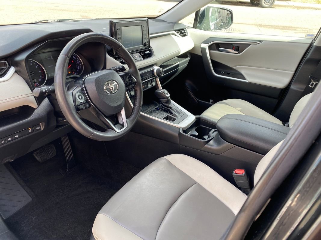 Used 2021 Toyota RAV4 XLE Premium image 9