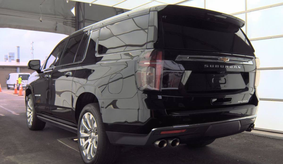 Used 2023 Chevrolet Suburban Premier w/ Advanced Technology Package RWD image 8