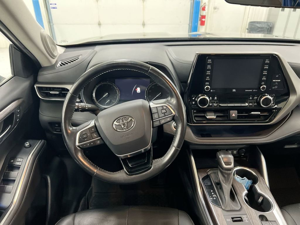 Used 2021 Toyota Highlander Limited image 11
