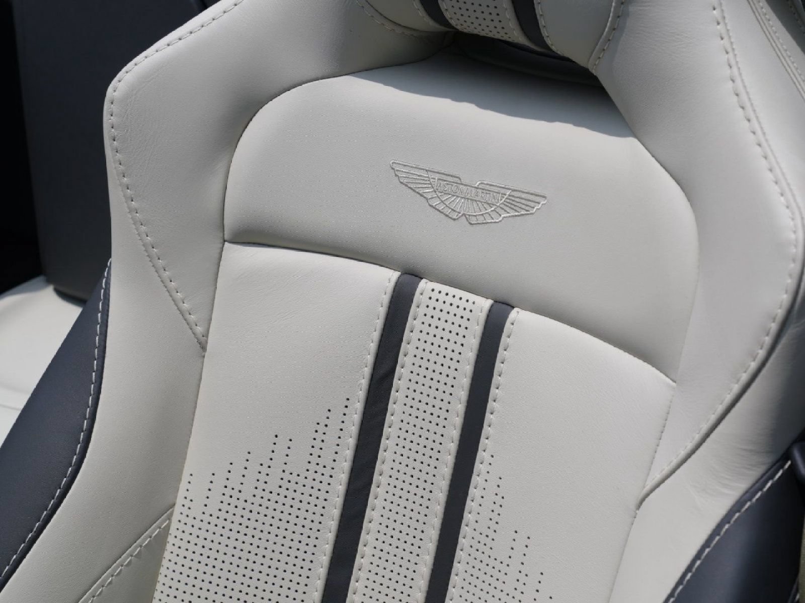 Used 2023 Aston Martin V8 Vantage Roadster RWD image 10