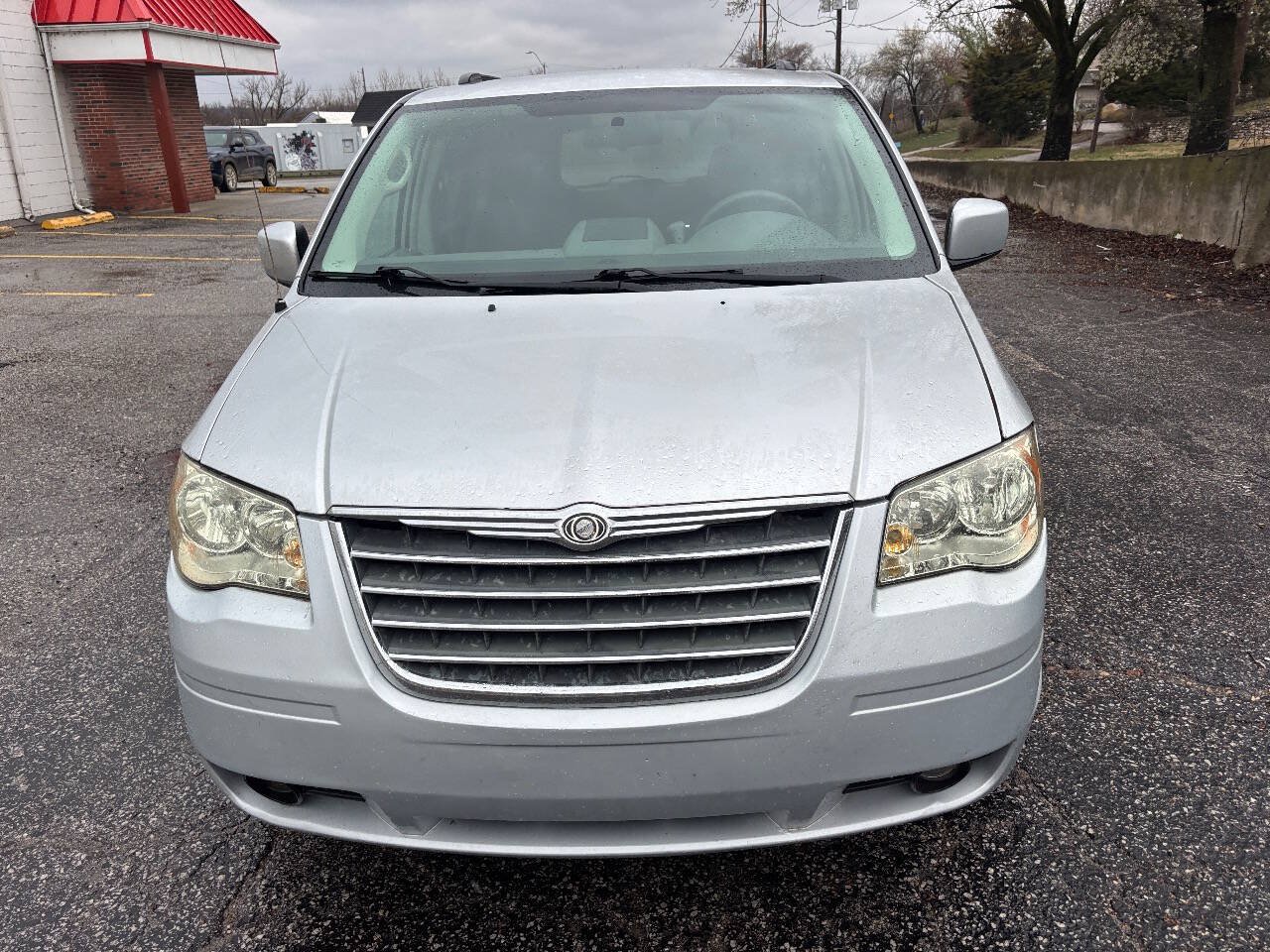 Used 2010 Chrysler Town & Country Touring FWD image 3