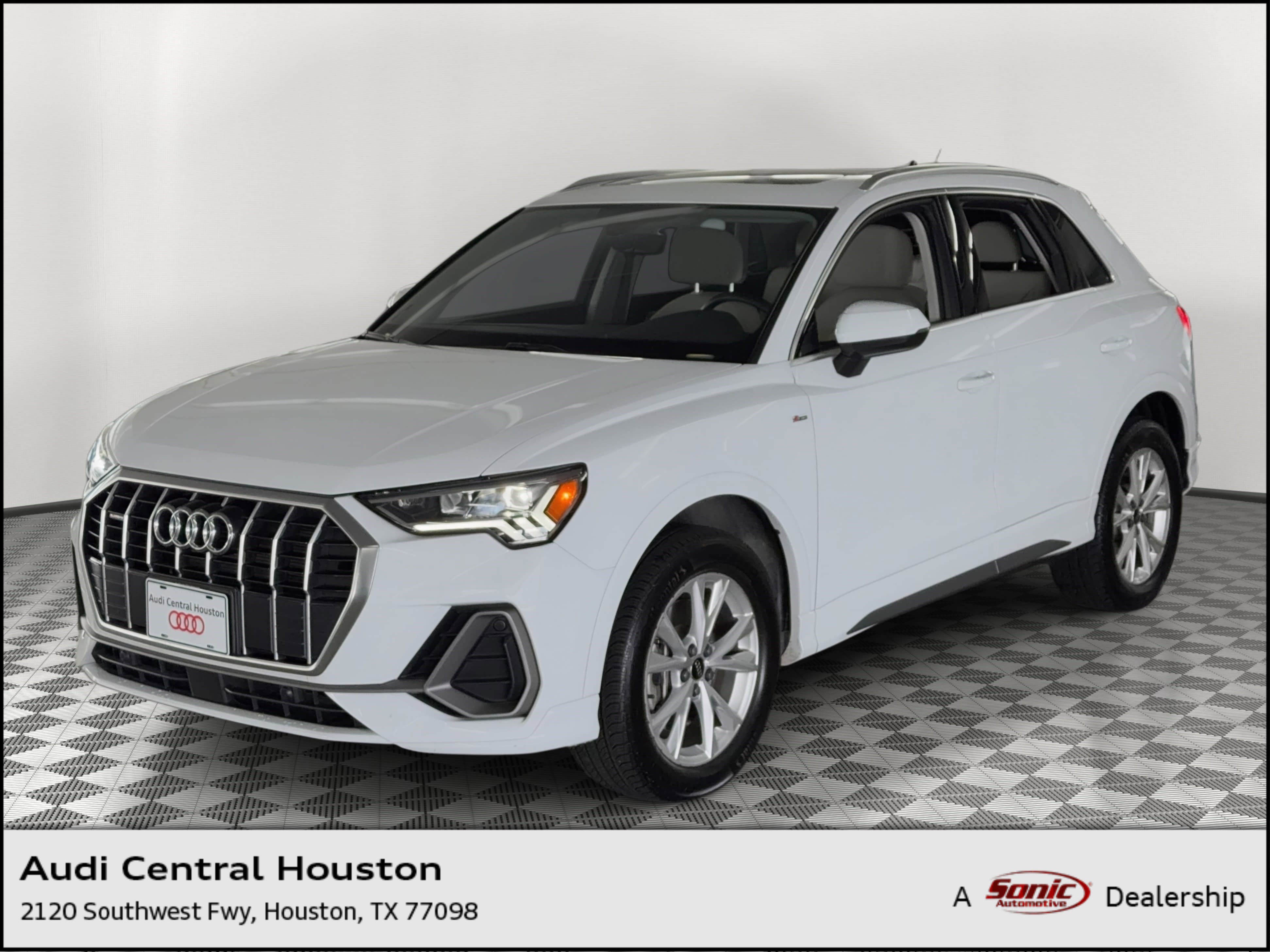 Certified 2025 Audi Q3 2.0T Premium w/ Convenience Package image 1
