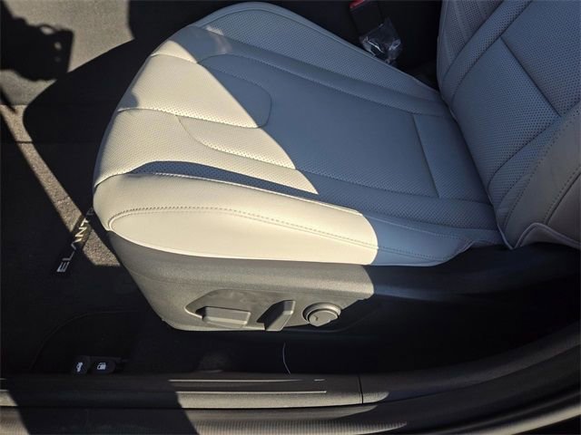 New 2025 Hyundai Elantra Limited FWD image 16