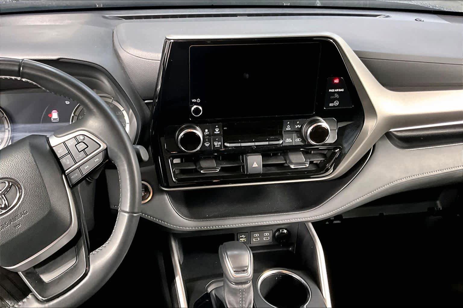 Used 2025 Toyota Highlander LE FWD image 7