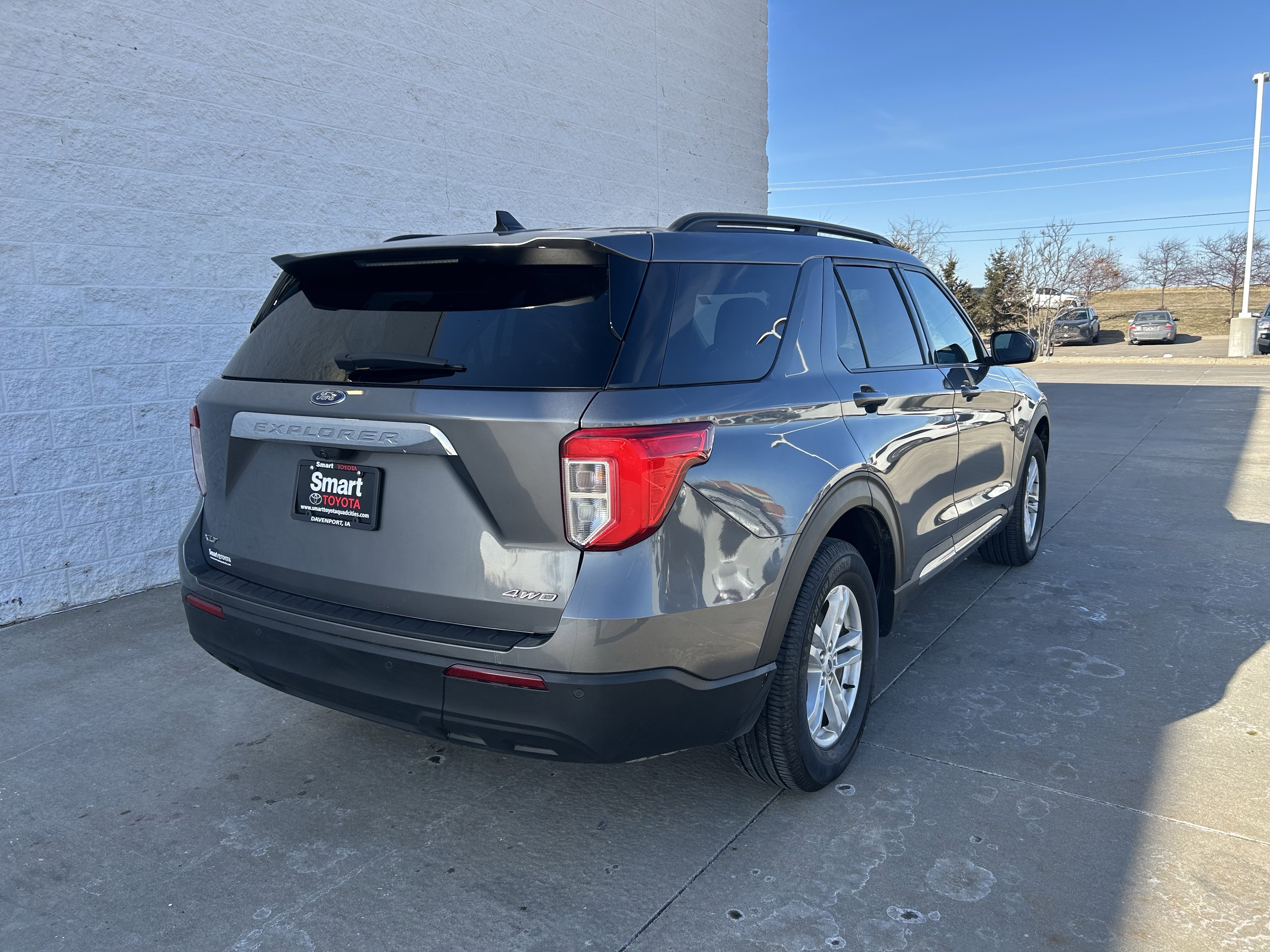 Used 2021 Ford Explorer XLT image 3