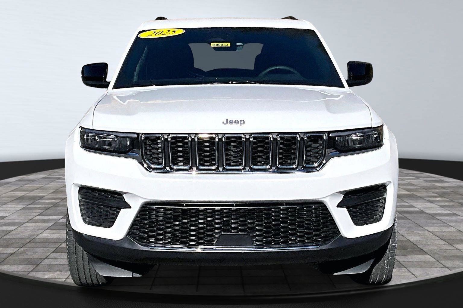 Certified 2025 Jeep Grand Cherokee Laredo w/ Luxury Tech Group I image 4