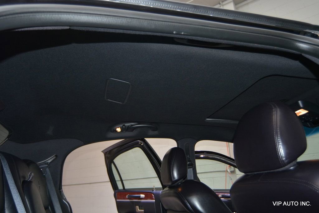 Used 2005 Lincoln Town Car Signature Limited image 19