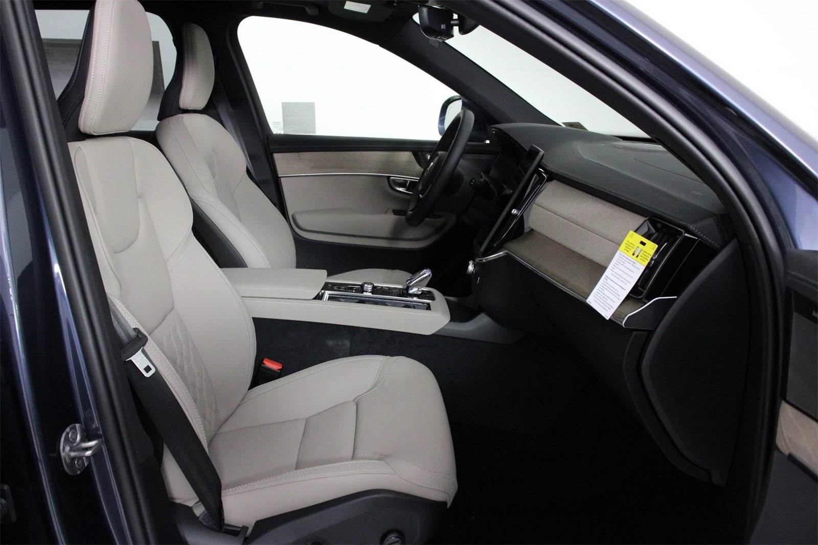 New 2026 Volvo XC90 B6 Plus w/ Protection Package Premier image 10