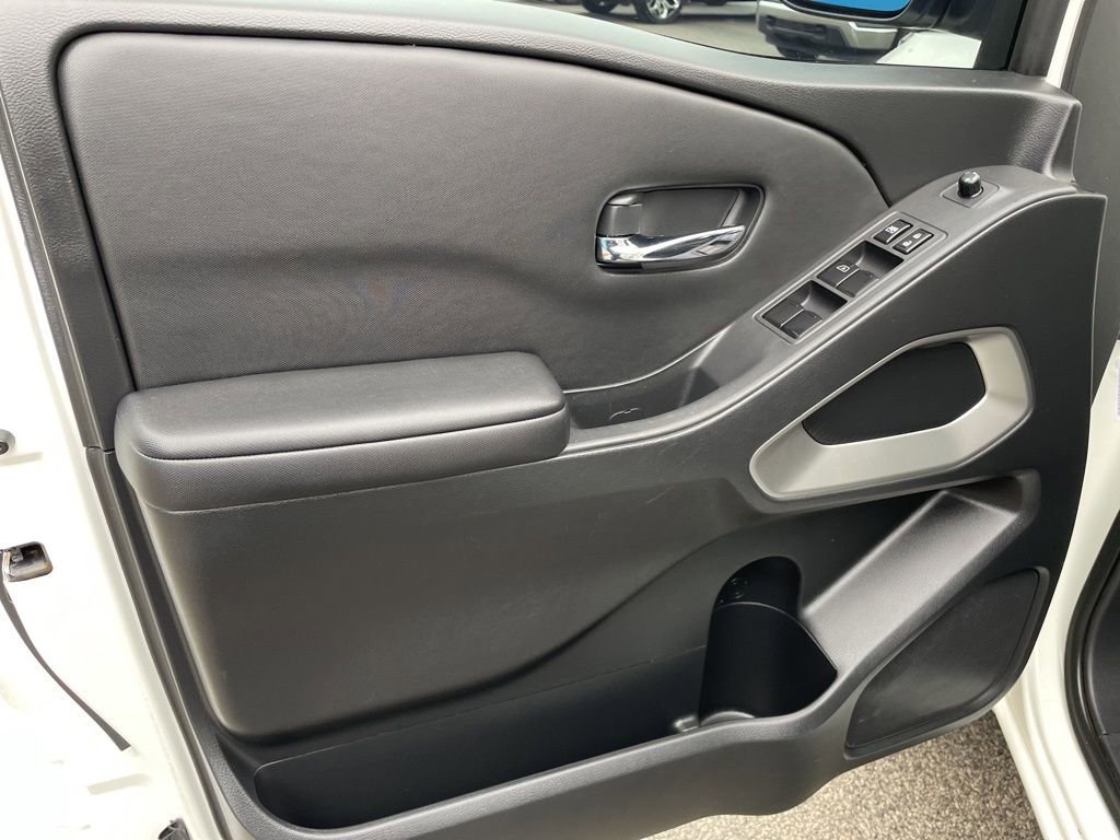 Used 2023 Nissan Frontier SV image 5