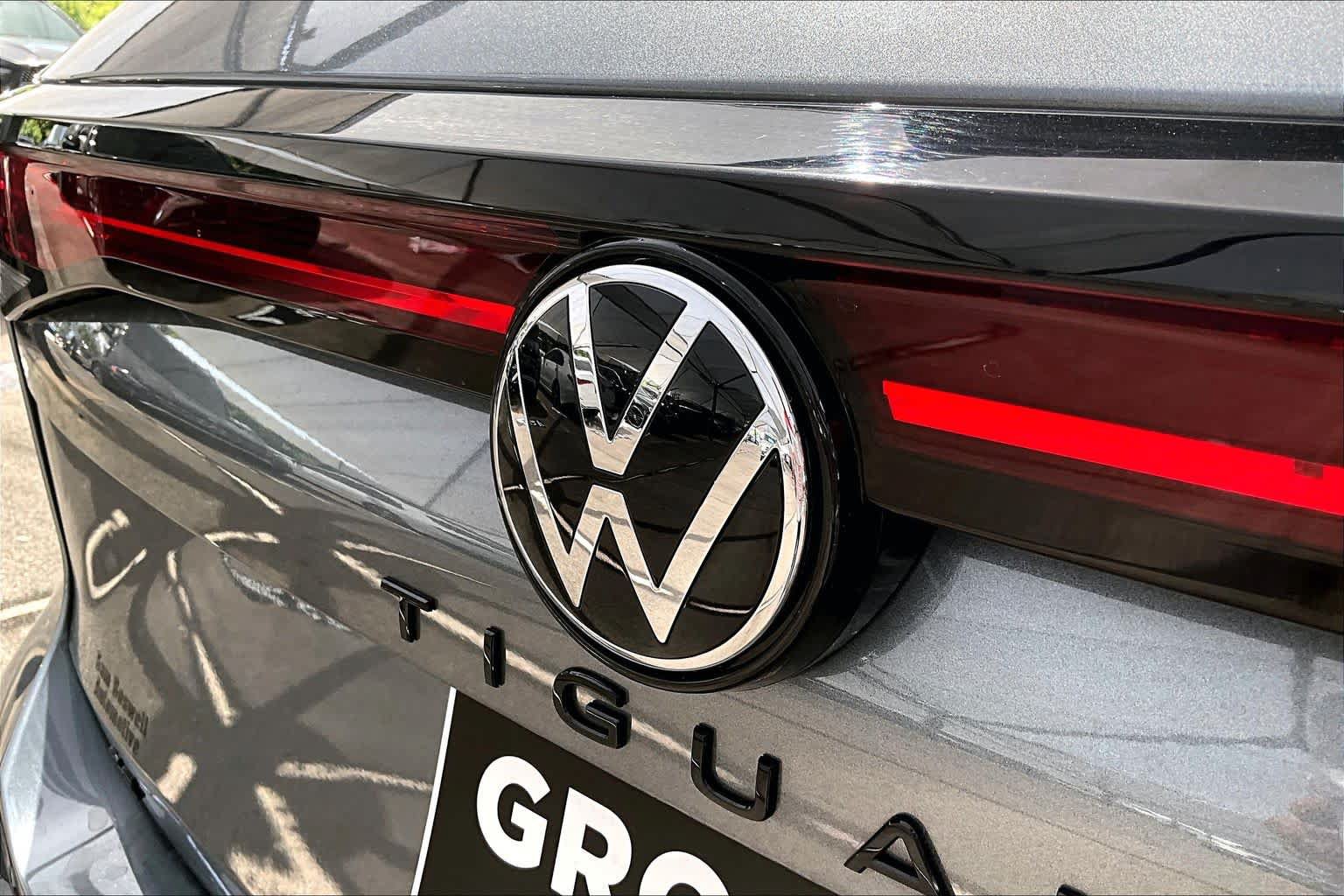 Used 2025 Volkswagen Tiguan SE R-Line FWD image 18