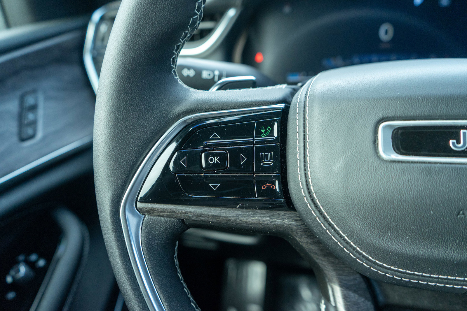 Used 2024 Jeep Grand Cherokee L Overland w/ Trailer Tow Package image 25