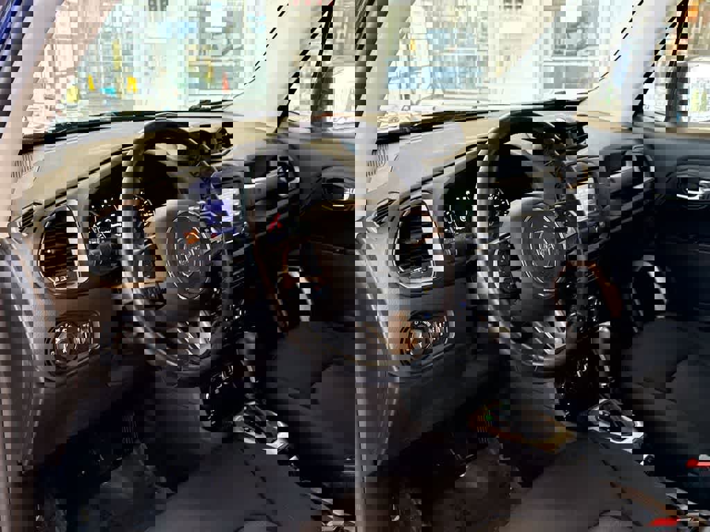 Used 2016 Jeep Renegade Latitude w/ Popular Equipment Group image 10