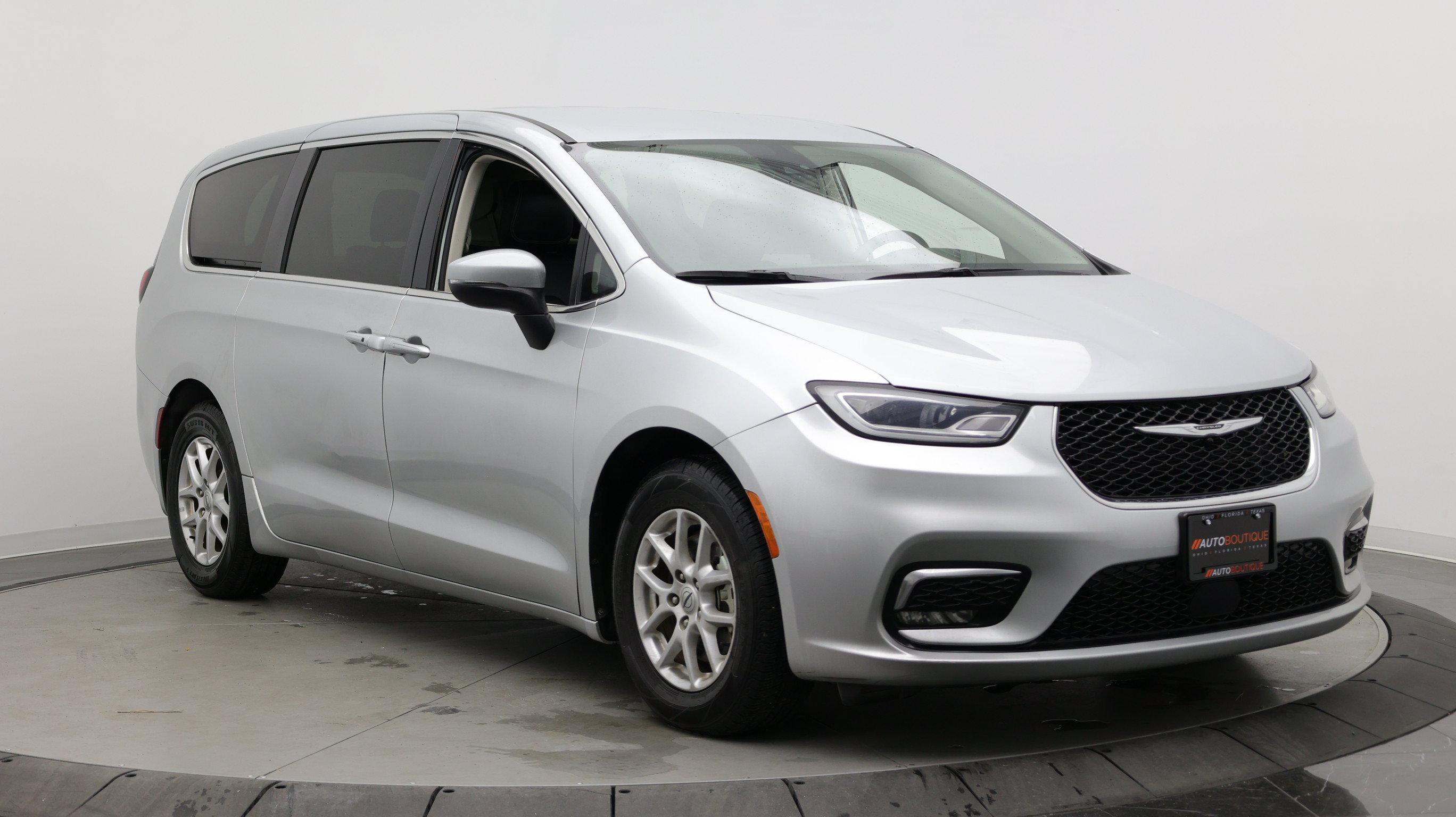 Used 2023 Chrysler Pacifica Touring-L FWD image 3