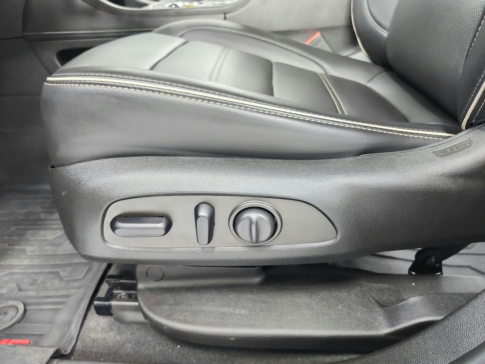 Used 2022 GMC Acadia Denali w/ LPO, Floor Liner Package FWD image 20