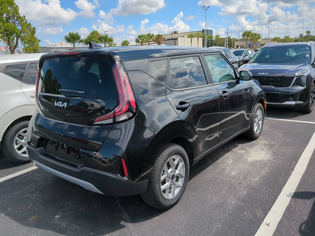Certified 2025 Kia Soul LX w/ LX Technology Package FWD image 10