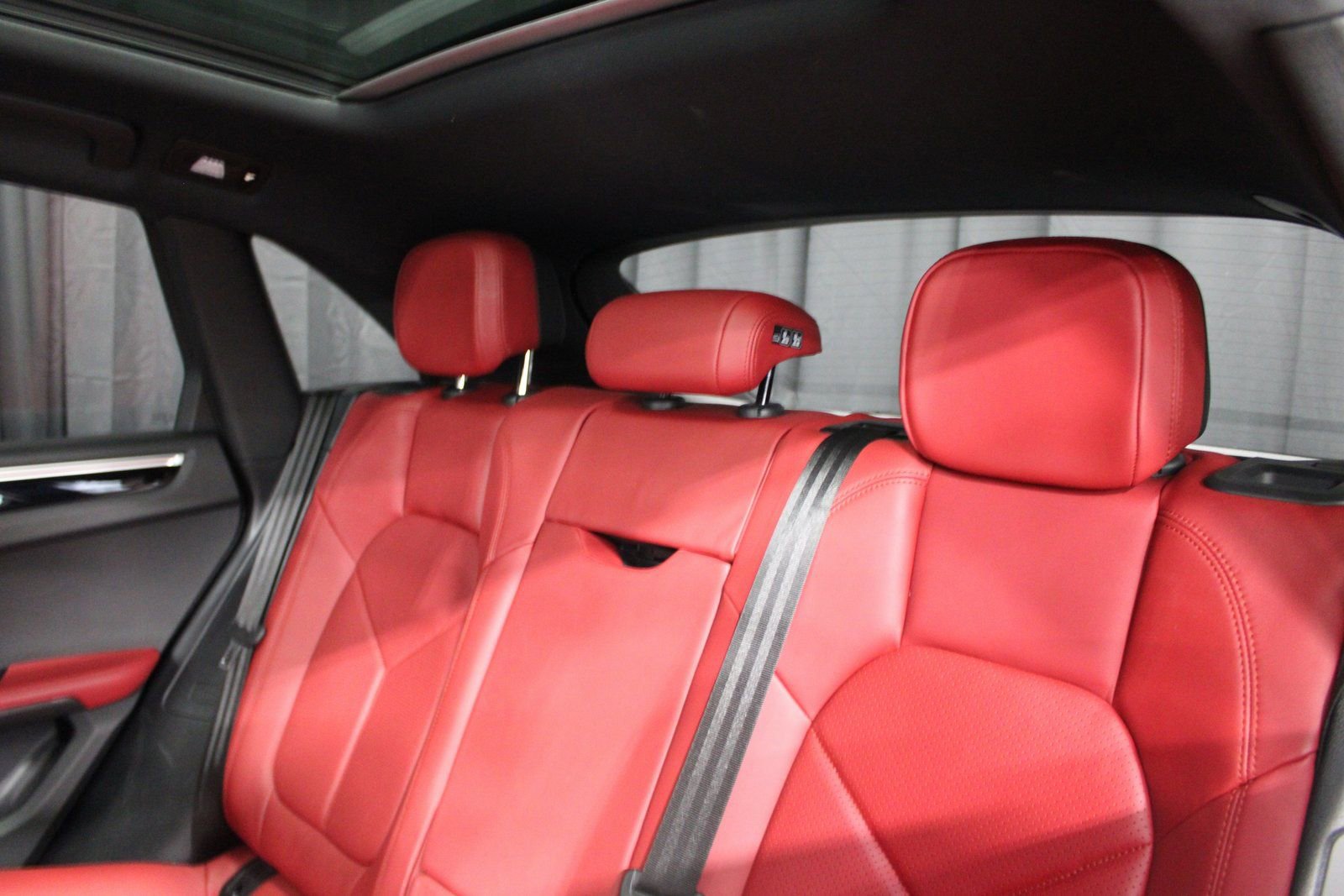 Certified 2021 Porsche Macan image 6