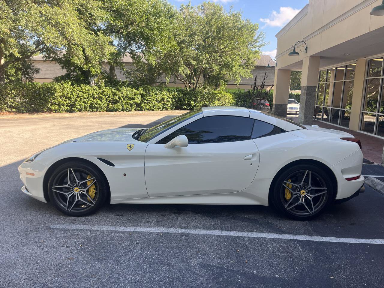 Used 2016 Ferrari California T RWD image 25