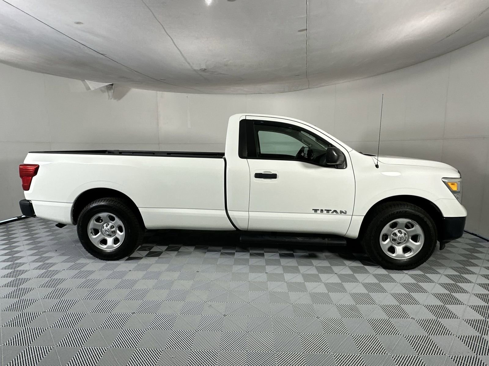 Used 2017 Nissan Titan S image 9