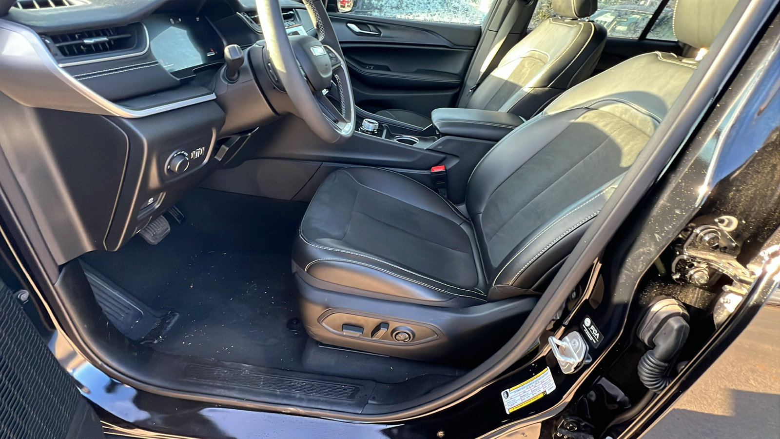 Used 2025 Jeep Grand Cherokee Altitude image 16