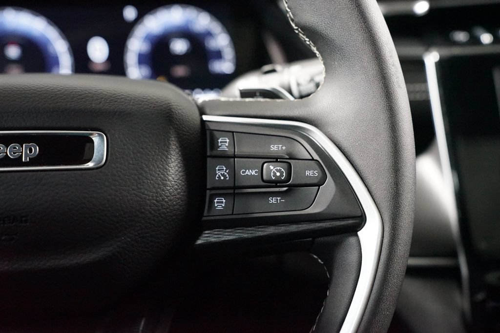 Used 2025 Jeep Grand Cherokee L Laredo RWD image 13