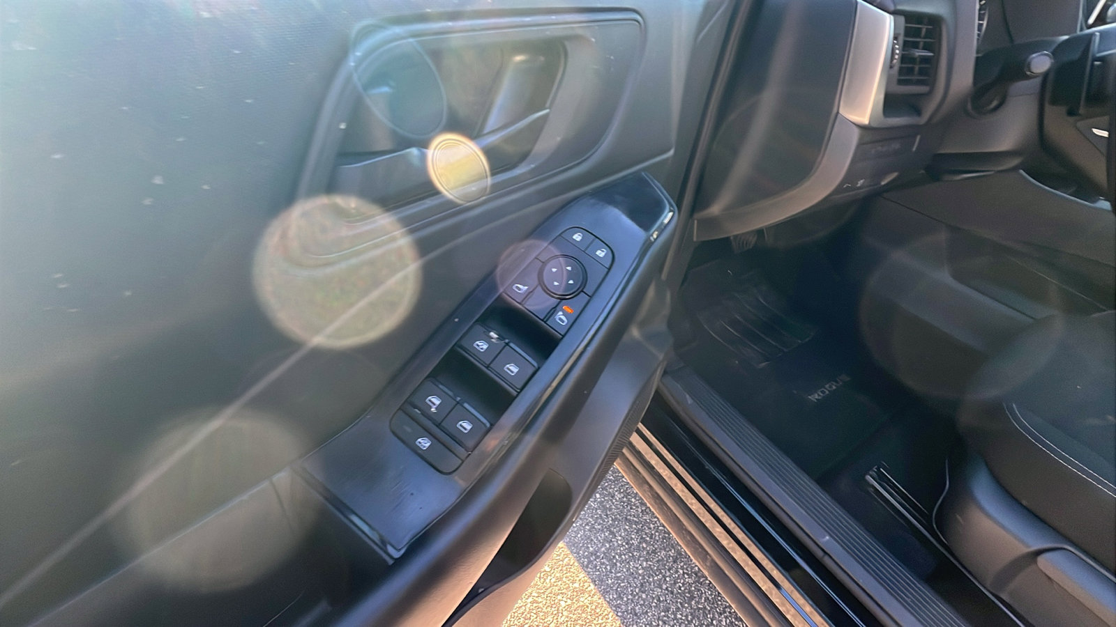 Used 2024 Nissan Rogue S image 15