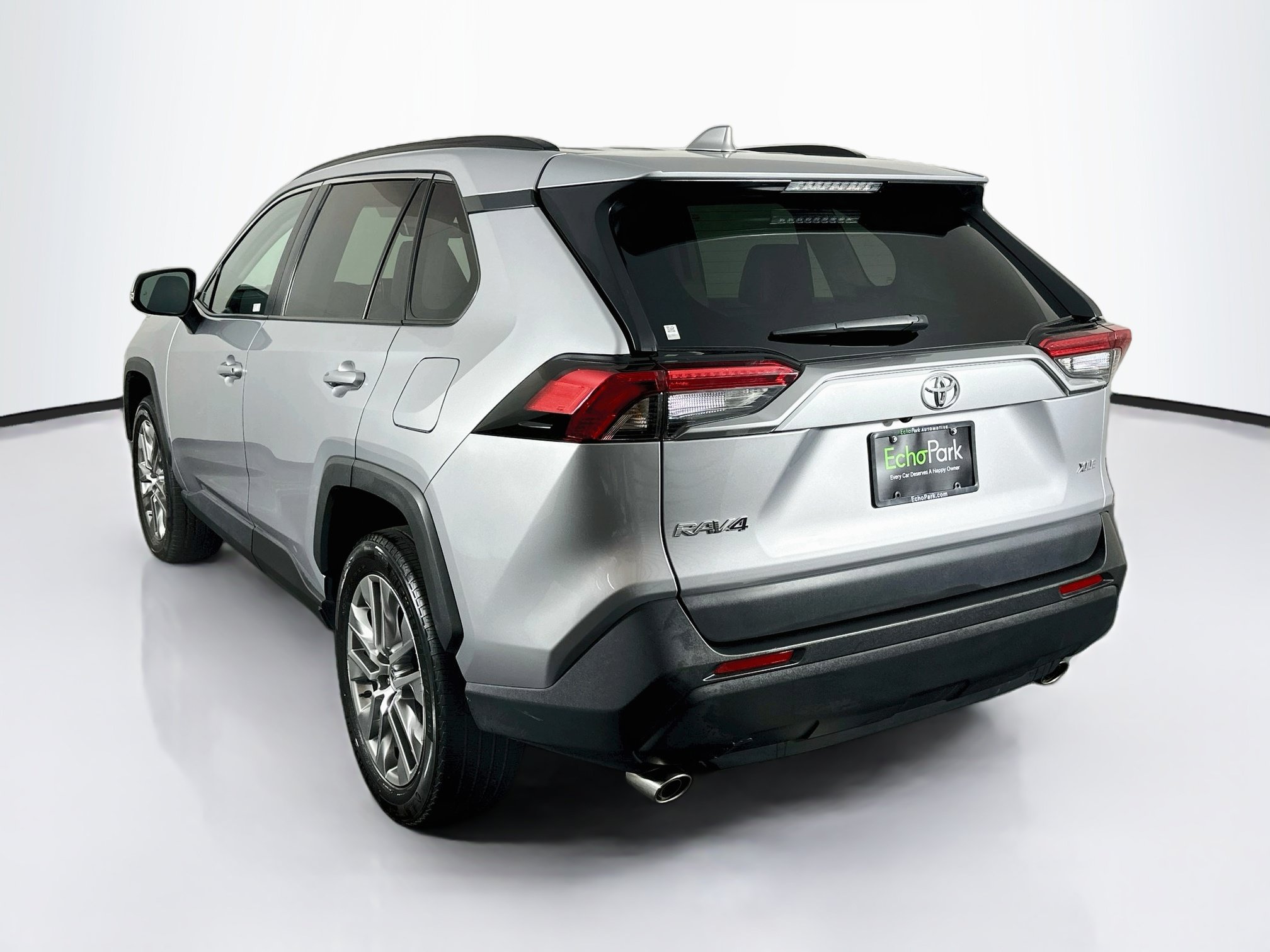 Used 2022 Toyota RAV4 XLE Premium FWD image 5