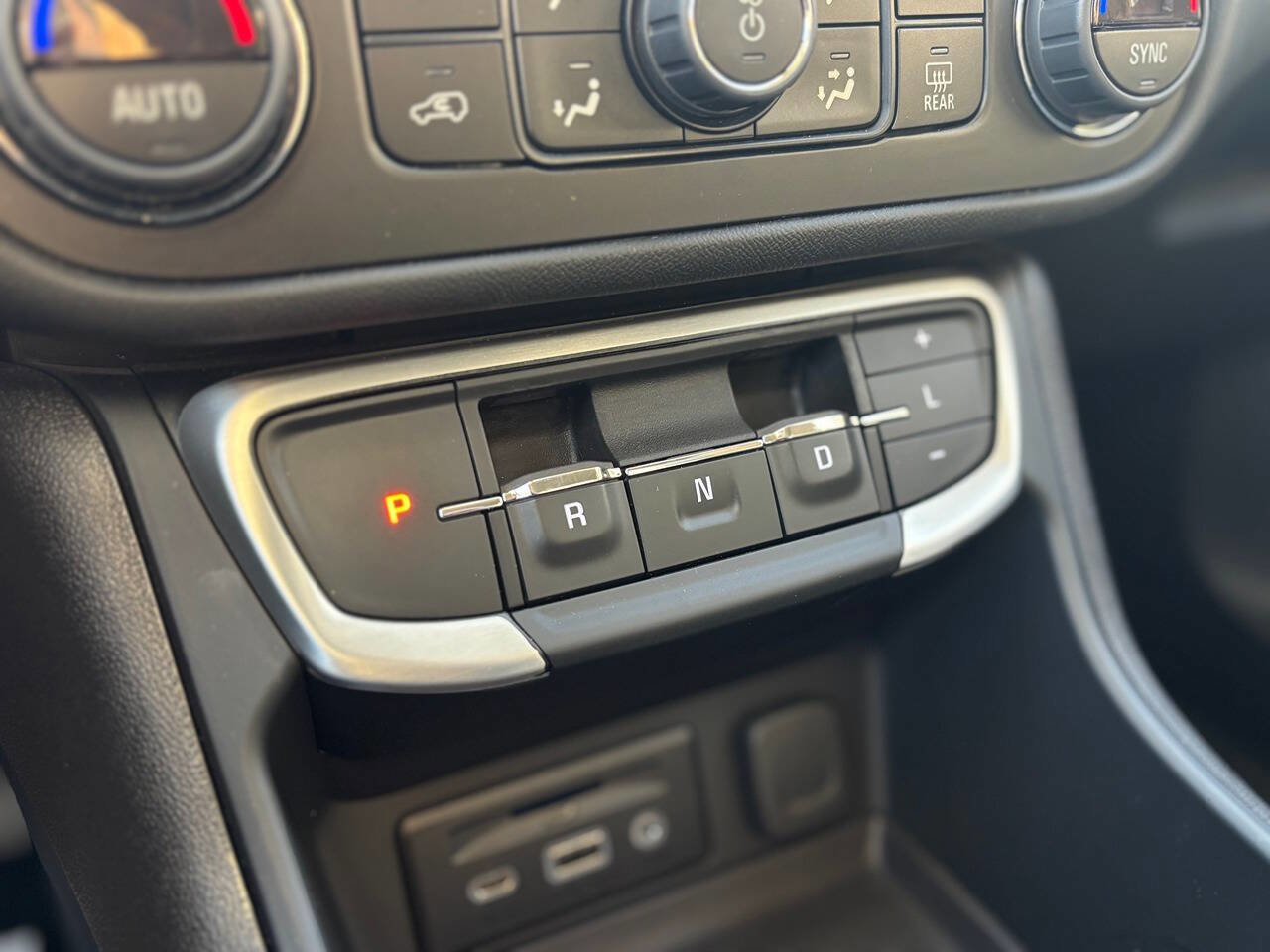 Used 2024 GMC Terrain SLT image 28