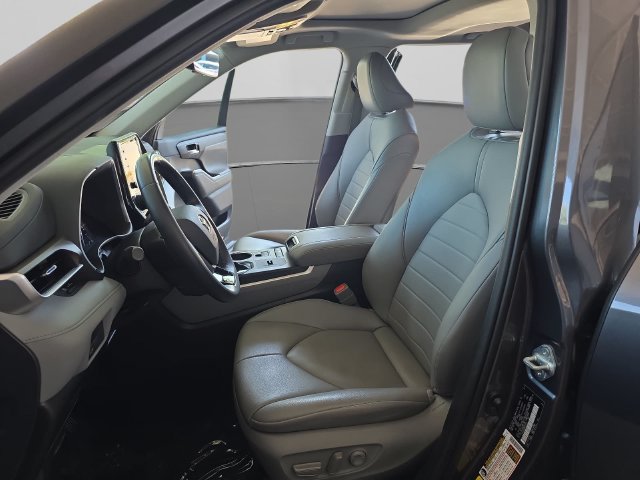 Used 2021 Toyota Highlander XLE FWD image 12