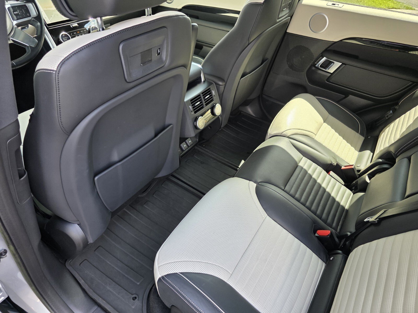 Certified 2023 Land Rover Discovery HSE R-Dynamic AWD/4WD image 15