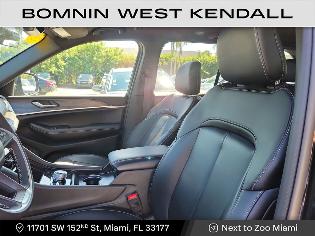 Used 2025 Jeep Grand Cherokee Limited w/ Black Appearance Package image 9