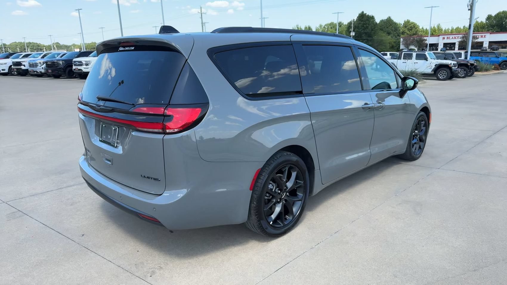 Used 2025 Chrysler Pacifica Limited FWD image 9