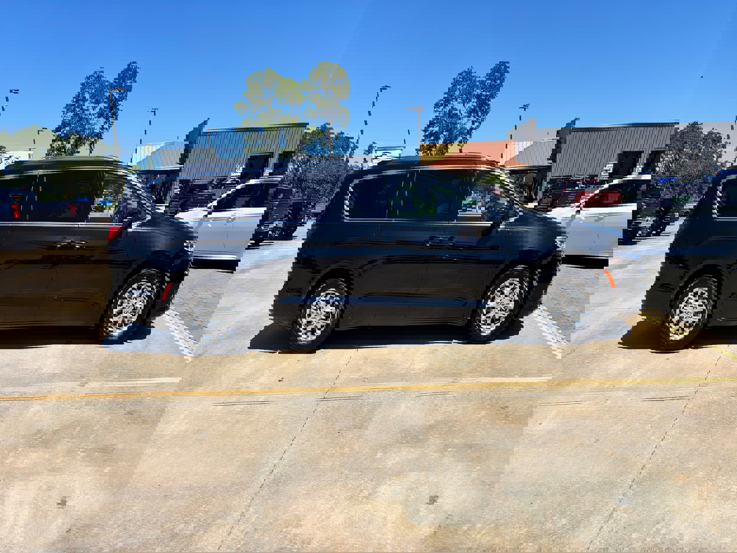 Used 2022 Chrysler Pacifica Touring-L w/ Uconnect Theater Family Group image 4