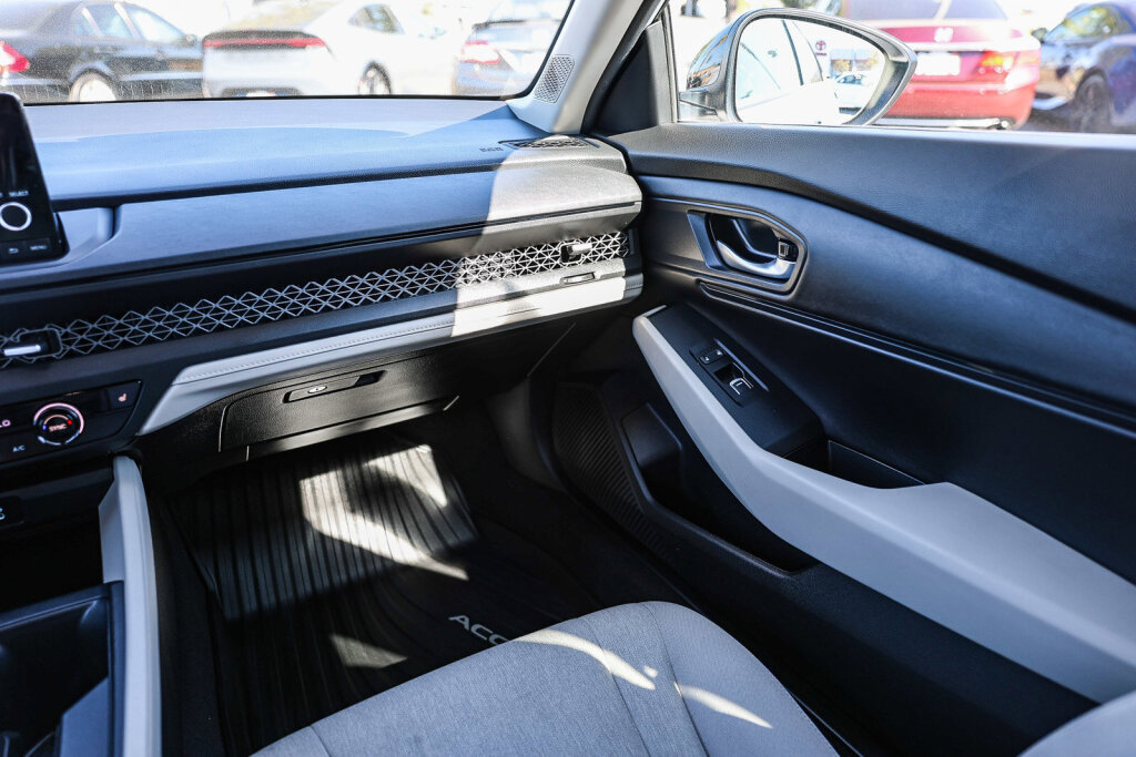 Used 2025 Honda Accord SE image 6