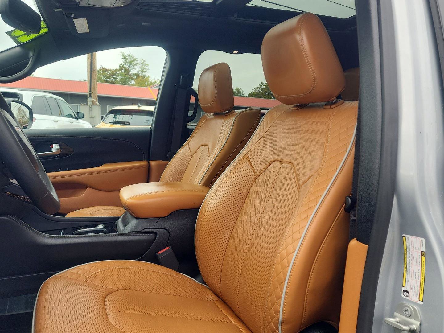 Used 2023 Chrysler Pacifica Pinnacle image 12