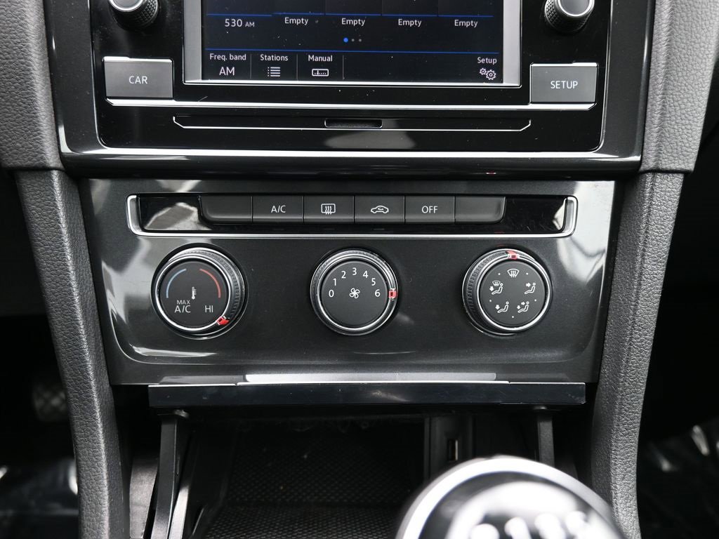 Used 2018 Volkswagen Golf S image 45