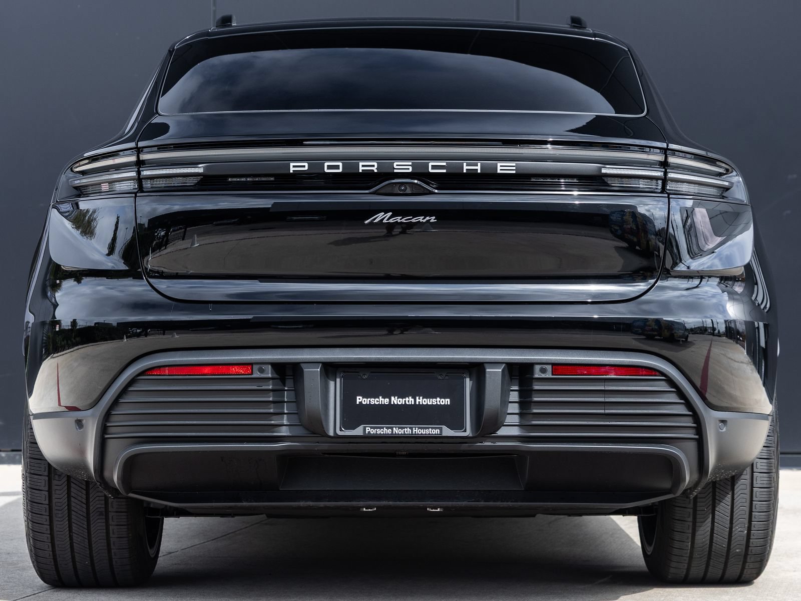 Certified 2025 Porsche Macan Electric RWD image 10