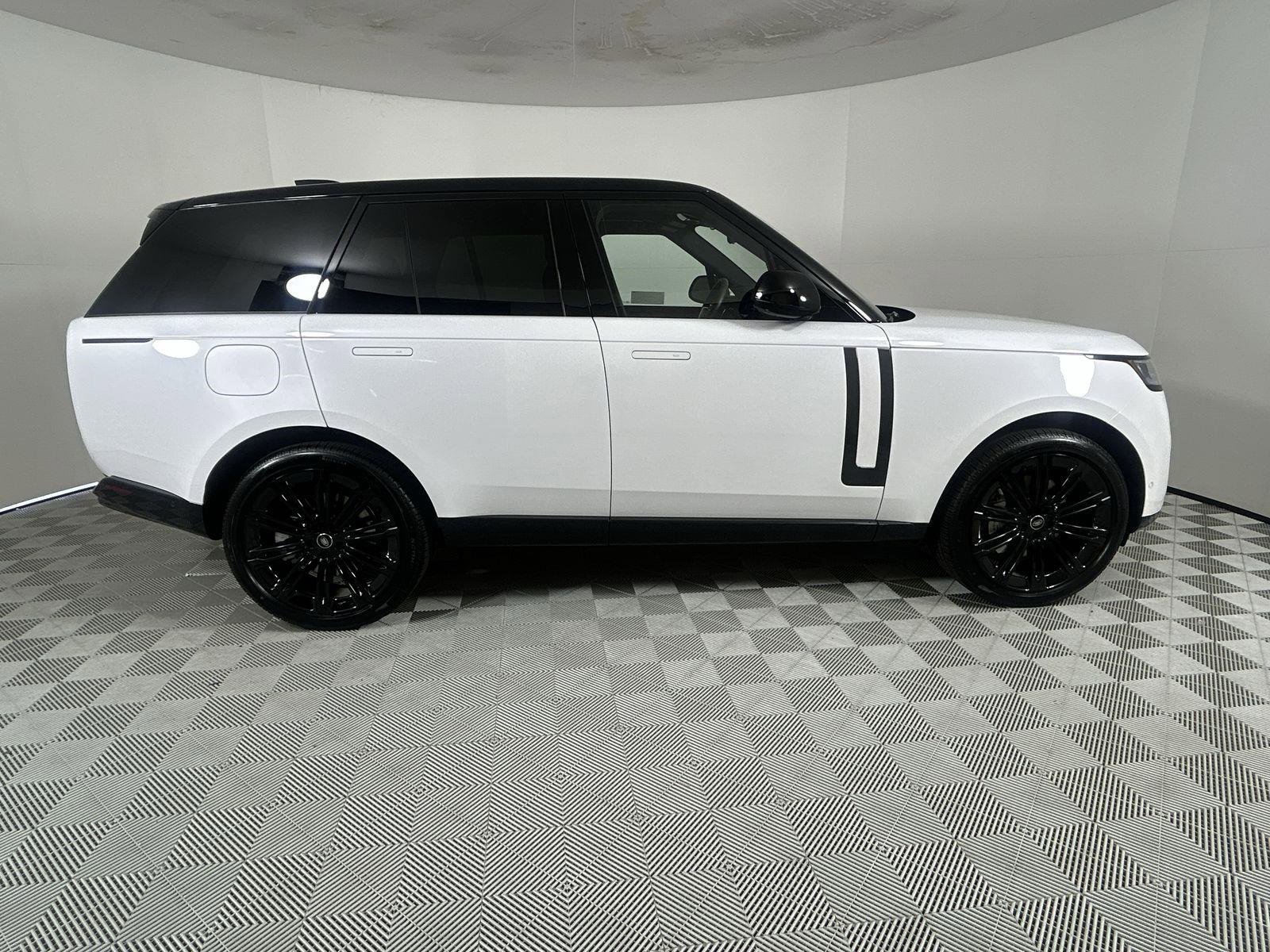 New 2025 Land Rover Range Rover SE image 6