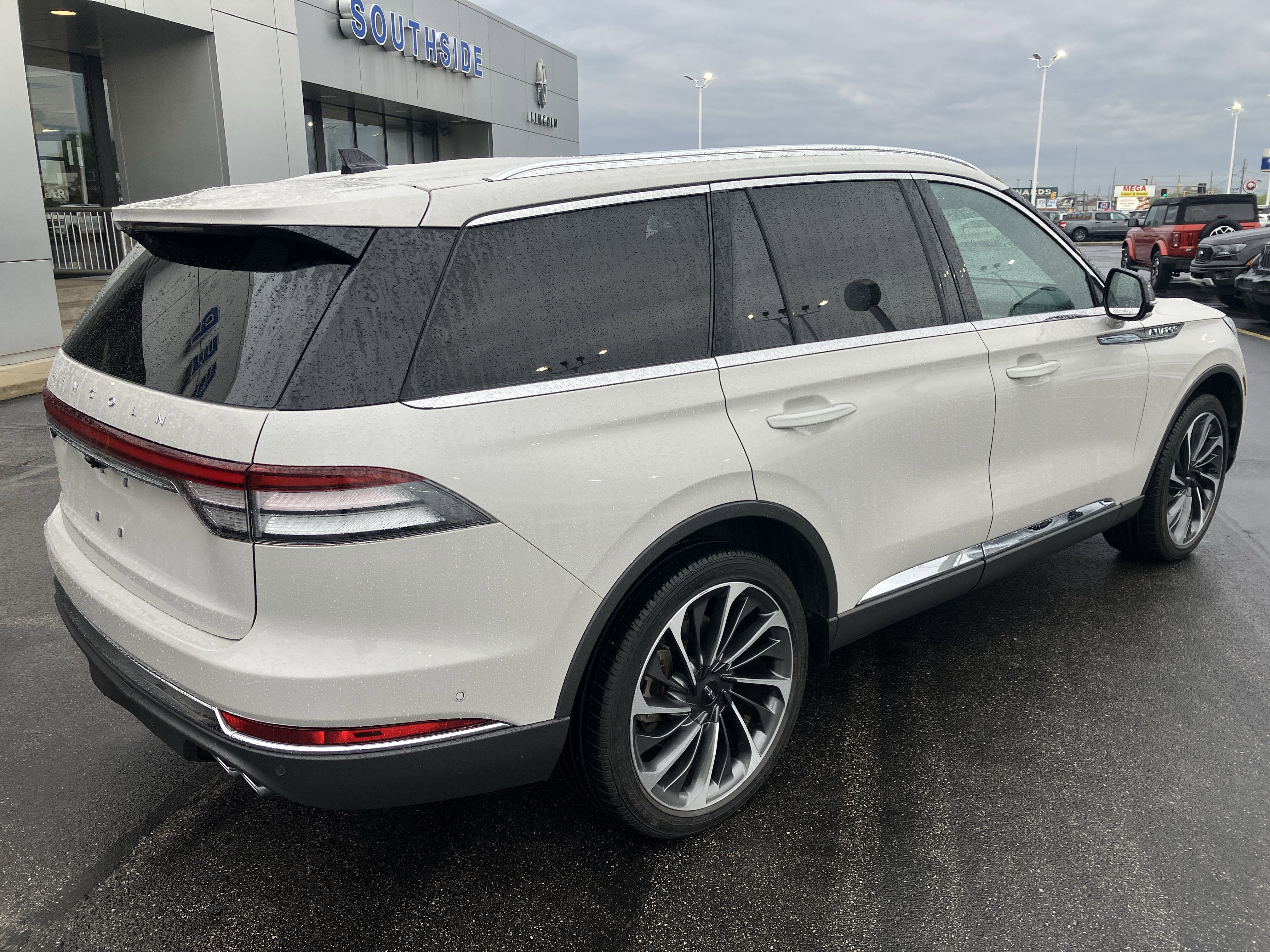 Used 2021 Lincoln Aviator Reserve w/ Equipment Group 202A AWD/4WD image 9