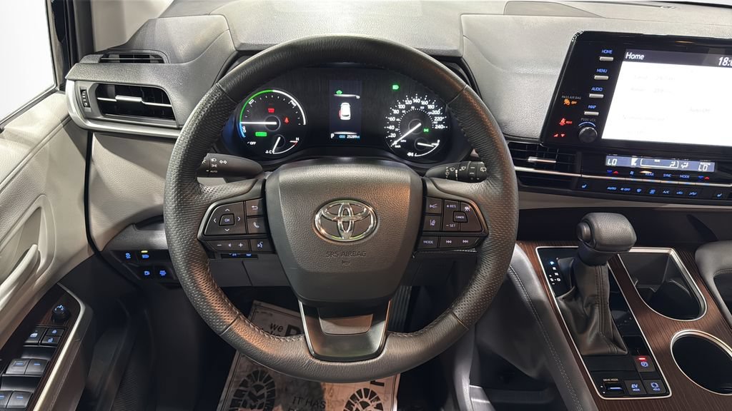 Used 2024 Toyota Sienna LE AWD/4WD image 18